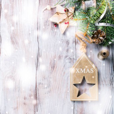 Köknar ağacı ve süslemeleri olan Noel arkaplanı.