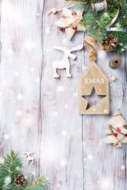 Köknar ağacı ve süslemeleri olan Noel arkaplanı.