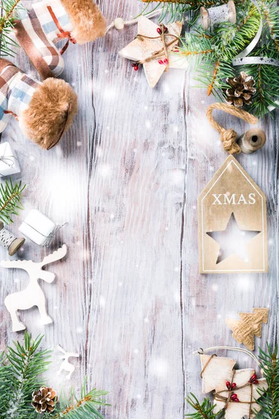 Noel kartı ile boşaltmak Beyaz ahşap zemin üzerinde.