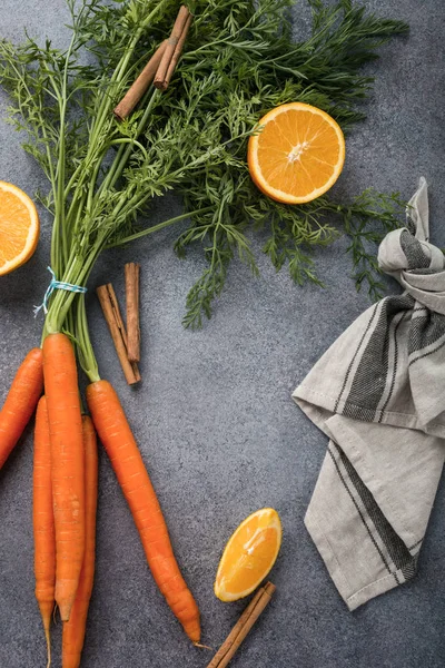 Bakgrund med ingredienser för friska morot smoothie — Stockfoto