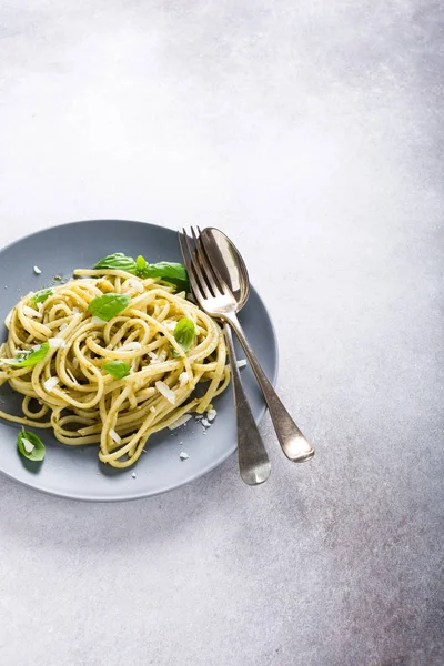 Linguine with green pesto — Stock Photo, Image