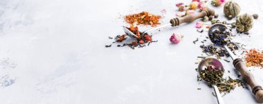 Arka plan ile farklı tip-in çay yaprakları