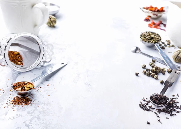 Fondo con diferentes tipos de hojas de té — Foto de Stock