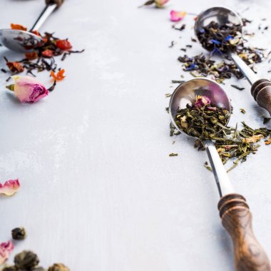 Arka plan ile farklı tip-in çay yaprakları