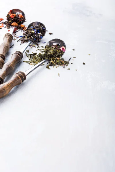 Fondo con diferentes tipos de hojas de té — Foto de Stock