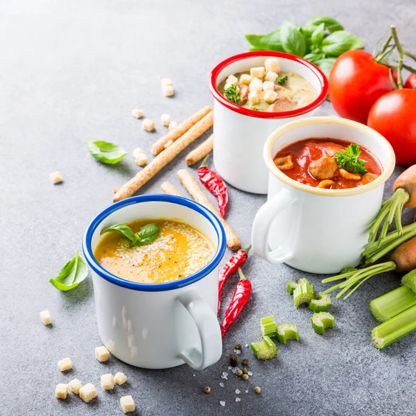 Sopas caseiras variadas com ingredientes — Fotografia de Stock