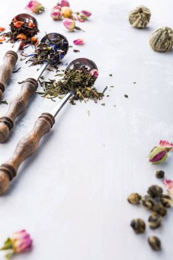 Arka plan ile farklı tip-in çay yaprakları