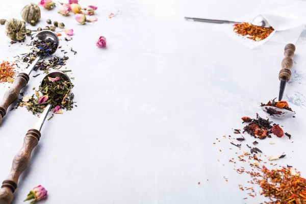 Arka plan ile farklı tip-in çay yaprakları