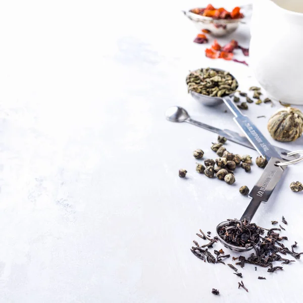 Fondo con diferentes tipos de hojas de té — Foto de Stock