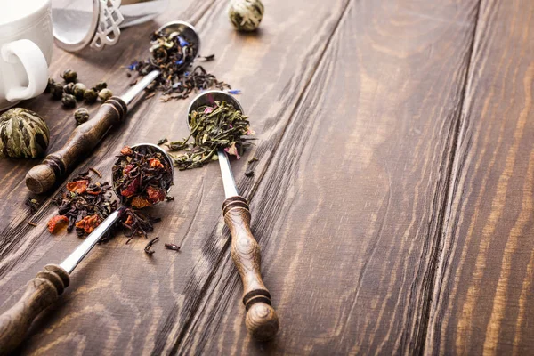 Arka plan ile farklı tip-in çay yaprakları