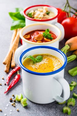 Ev yapımı çeşitli çorba malzemeler ile