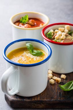 Ev yapımı çeşitli çorba malzemeler ile