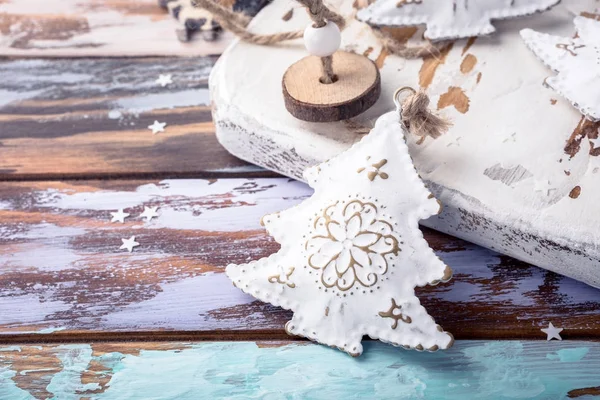 金属製の白いクリスマス ツリー — ストック写真