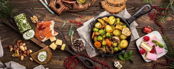 Christmas themed dinner table — Stock Photo, Image