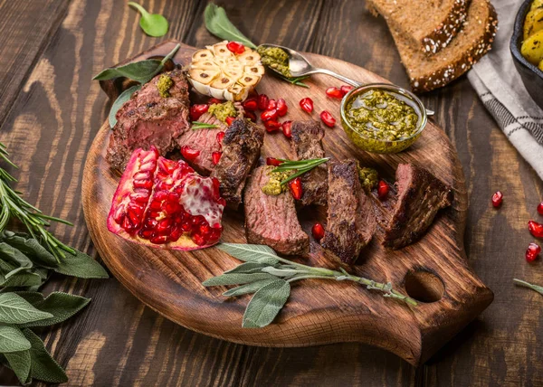 Yeşil pesto ile eti biftek