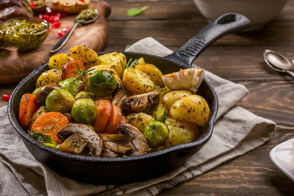 Smażone ziemniaki z warzywami — Zdjęcie stockowe