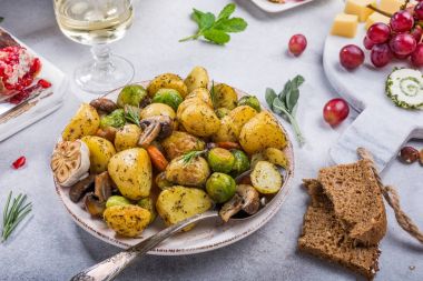 Sebzeli kızarmış patates.