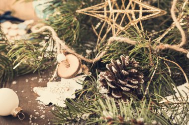 Kozalaklı parlak noel tebrik kartı.