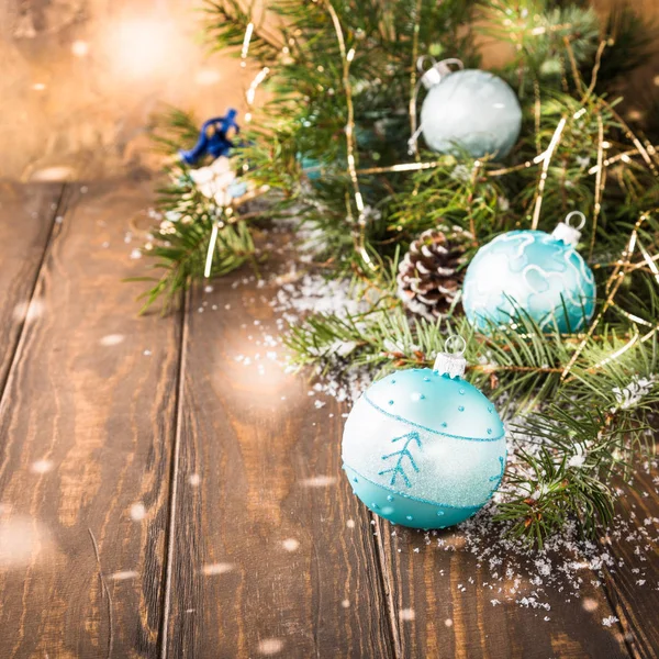 Helle Weihnachtsgrußkarte mit blauer Kugel — Stockfoto