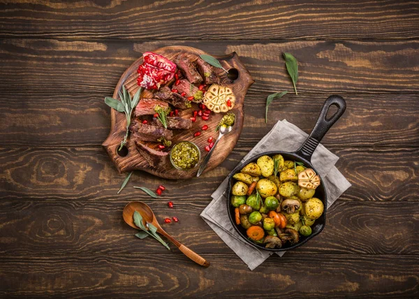 Bife de carne com pesto verde — Fotografia de Stock