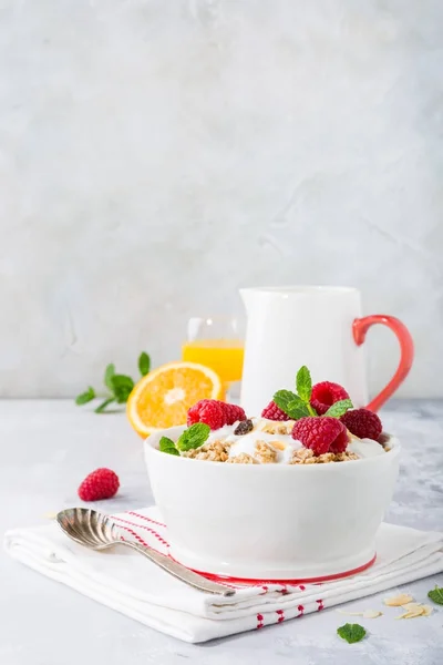 Healthy breakfast with granola and berries — Stock Photo, Image