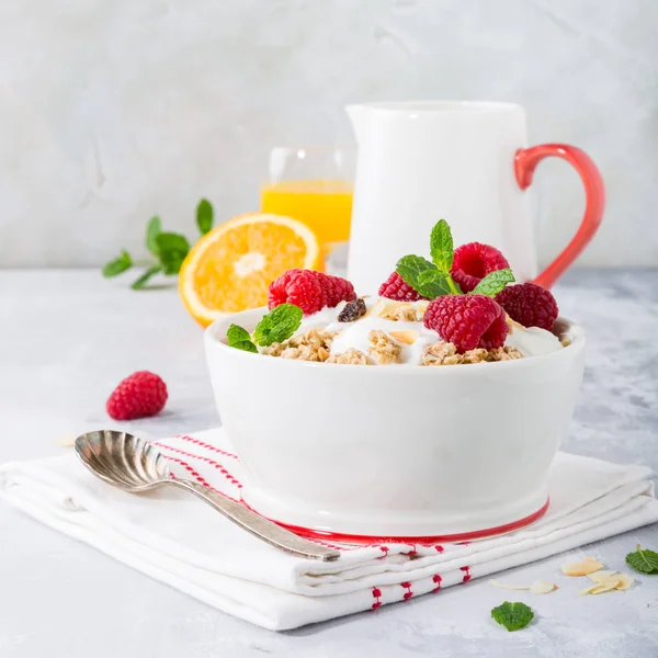 Healthy breakfast with granola and berries — Stock Photo, Image