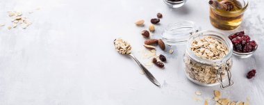 Ev yapımı yulaf ezmesi granola için malzemeler