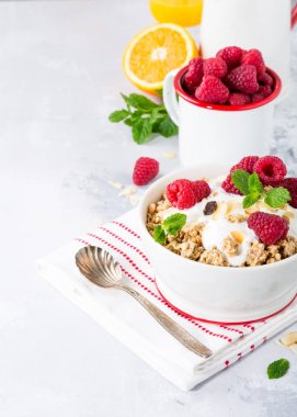Granola ve böğürtlenli sağlıklı kahvaltı
