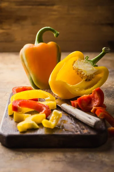 Peperoncino fresco raccolto rosso, giallo e verde — Foto Stock