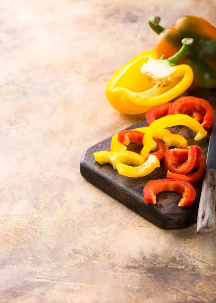 Frisch gepflückter roter, gelber und grüner Paprika — Stockfoto