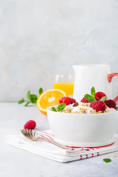 Healthy breakfast with granola and berries — Stock Photo, Image
