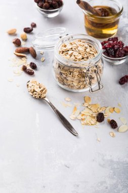 Ev yapımı yulaf ezmesi granola için malzemeler