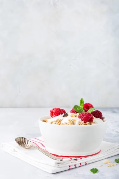 Здоровий сніданок з гранолою та ягодами — стокове фото