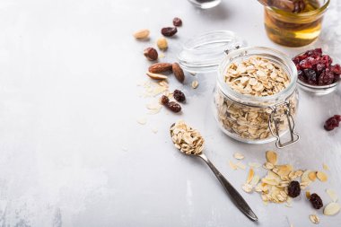 Ev yapımı yulaf ezmesi granola için malzemeler
