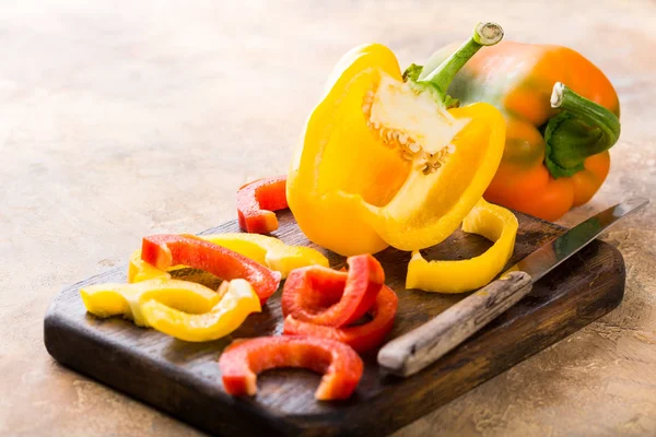 Čerstvě vybral červené, žluté a zelené papriky — Stock fotografie