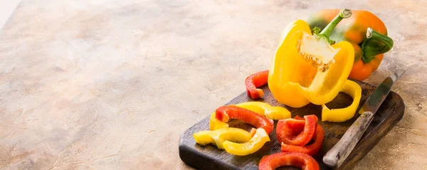 Vers geplukt rode, gele en groene paprika — Stockfoto