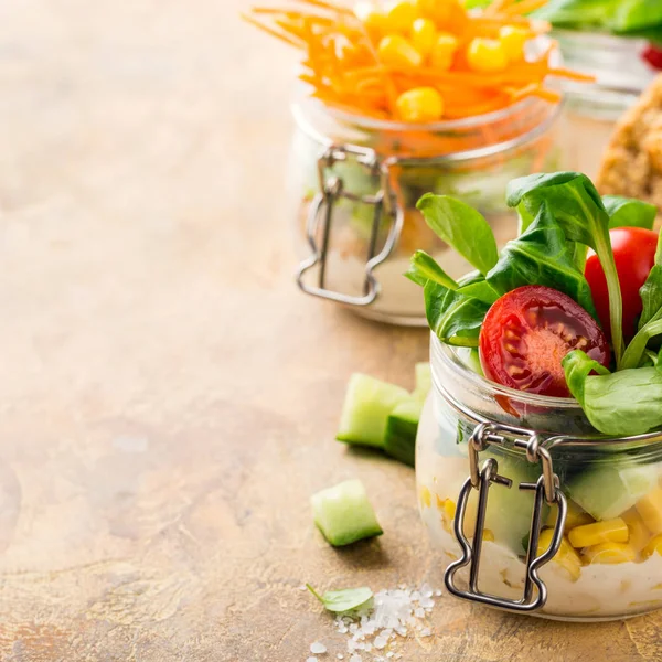 Salada em jarra de vidro — Fotografia de Stock