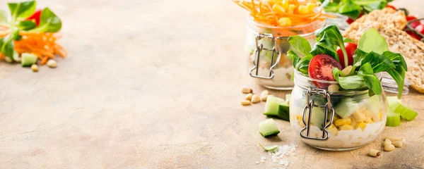 Salada em jarra de vidro — Fotografia de Stock