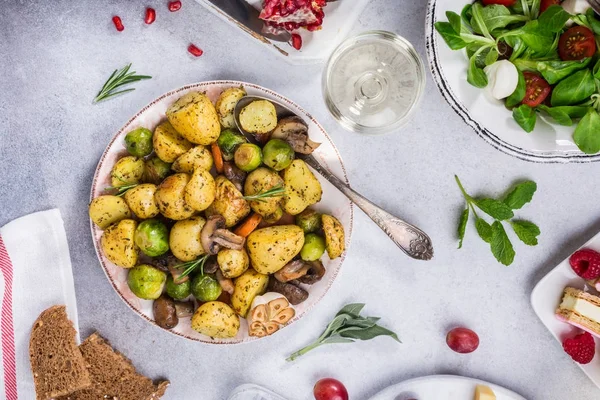 Batatas fritas com legumes — Fotografia de Stock