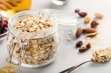 Ev yapımı yulaf ezmesi granola için malzemeler