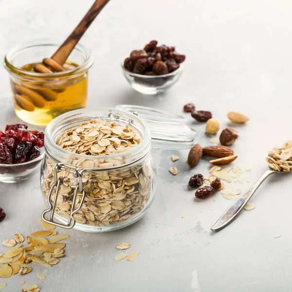 Zutaten für hausgemachtes Haferflocken-Müsli — Stockfoto