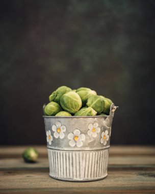 Metal kovada taze Brüksel lahanası