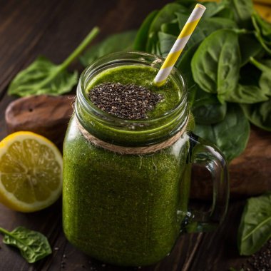 Ispanaklı cam sağlıklı yeşil smoothie
