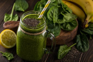 Ispanaklı cam sağlıklı yeşil smoothie