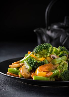 Kızarmış sebze karıştırın