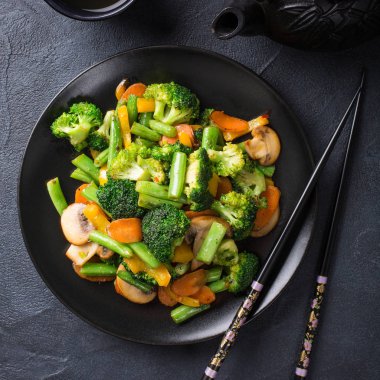 Kızarmış sebze karıştırın