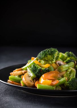 Kızarmış sebze karıştırın