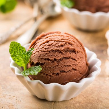 Çikolatalı dondurma beyaz kase.