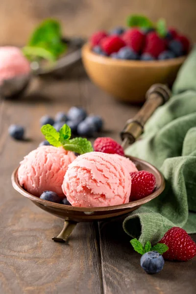 Helado de frambuesa en bol de cobre . — Foto de Stock