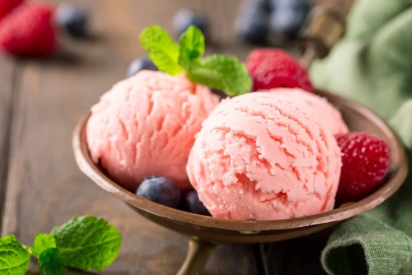 Helado de frambuesa en bol de cobre . — Foto de Stock